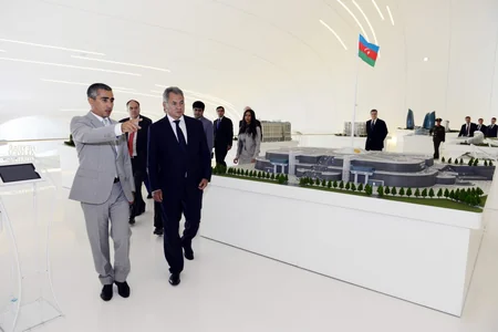 Rusiyanın müdafiə naziri Heydər Əliyev Mərkəzi ilə tanış olub