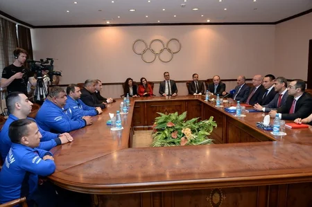 Azər Əliyev pauerliftinq üzrə paralimpiya milli komandasının üzvləri ilə görüşüb
