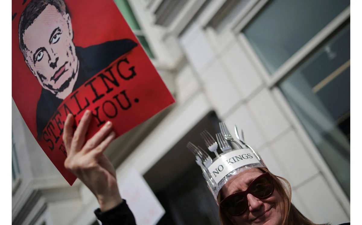 ABŞ-də İlon Mask və Teslaya qarşı etirazlar keçirilib