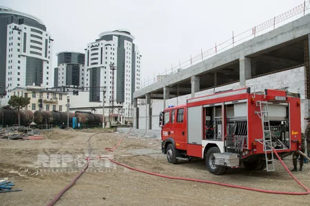 Bakı Şəhər Baş Polis İdarəsinin yaxınlığında yanğın baş verib - FOTO