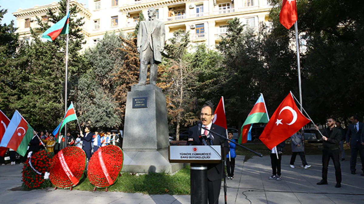 Atatürkün xatirəsi Bakıda anılıb, fotosərgi keçirilib
