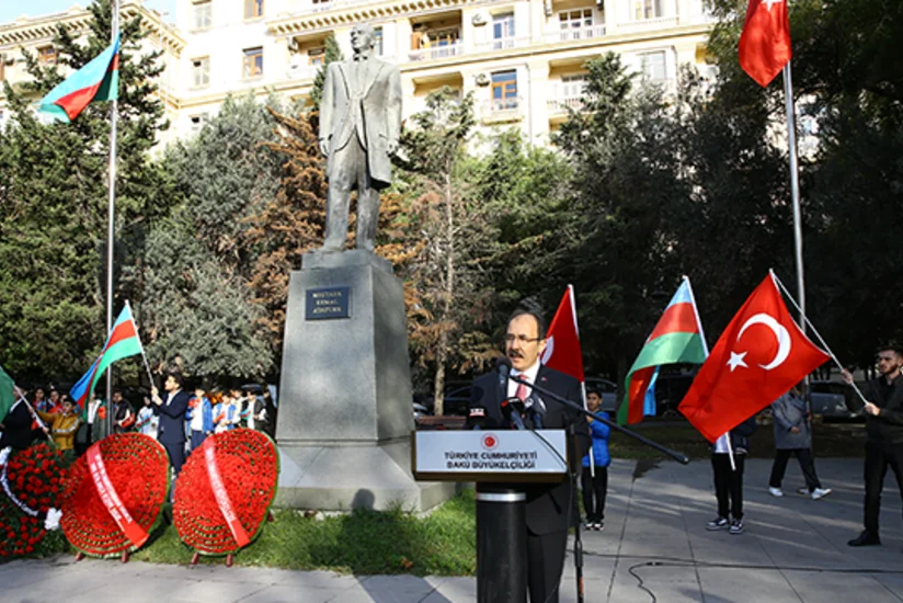 Atatürkün xatirəsi Bakıda anılıb, fotosərgi keçirilib