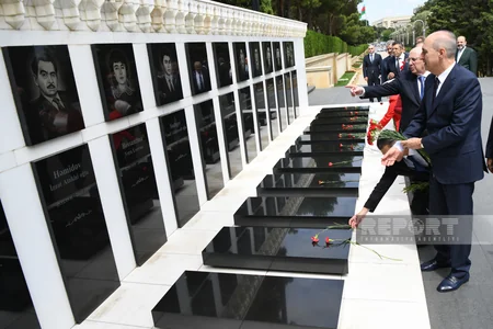 Türkiyə parlamentinin sədri Heydər Əliyevin məzarını, Şəhidlər Xiyabanını və Türk Şəhidliyini ziyarət edib - YENİLƏNİB