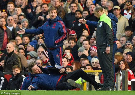Manchester United boss Louis van Gaal apologises for diving  - VIDEO
