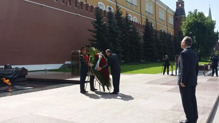 Elmar Məmmədyarov Moskvada naməlum əsgər abidəsini ziyarət edib - FOTO