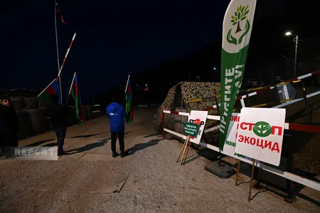 Xankəndi-Laçın yolunda keçirilən etiraz aksiyası axşam saatlarında da davam edir