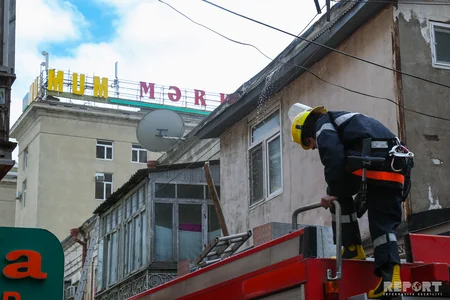 Bakının mərkəzində yaşayış binasında baş verən yanğın söndürülüb - FOTO - YENİLƏNİB