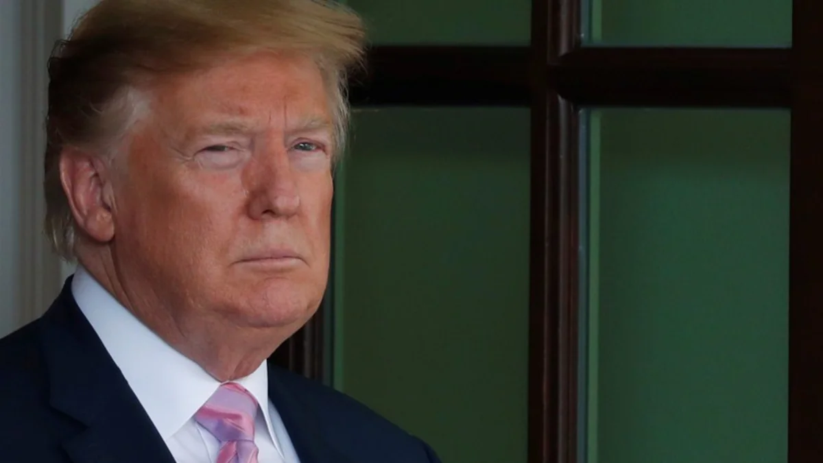 Donald Tramp aktyor Şon Konnerini təbrik edib