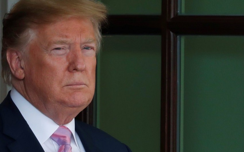 Donald Tramp aktyor Şon Konnerini təbrik edib