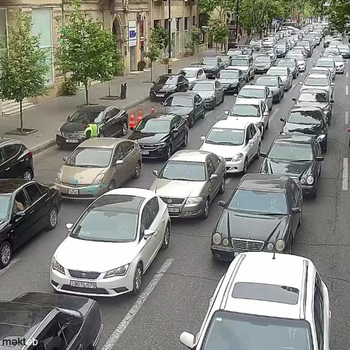 Bakının bir sıra yollarında tıxac yaranıb - SİYAHI