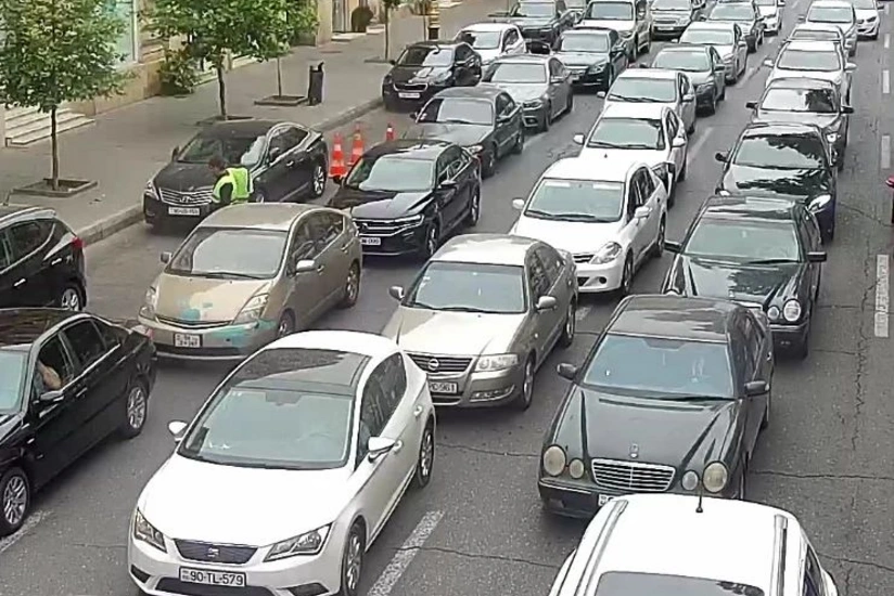 Bakının bir sıra yollarında tıxac yaranıb - SİYAHI