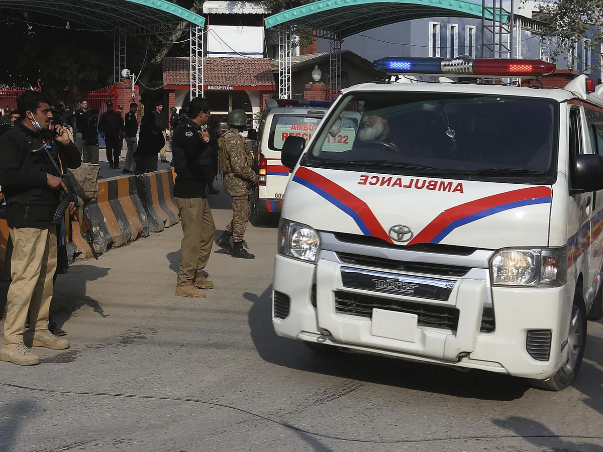 Pakistanda seçki məntəqəsi atəşə tutulub, polis əməkdaşı ölüb