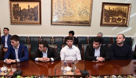 Rövnəq Abdullayev Avropa çempionatında uğur qazanan cüdoçular və onların məşqçiləri ilə görüşüb