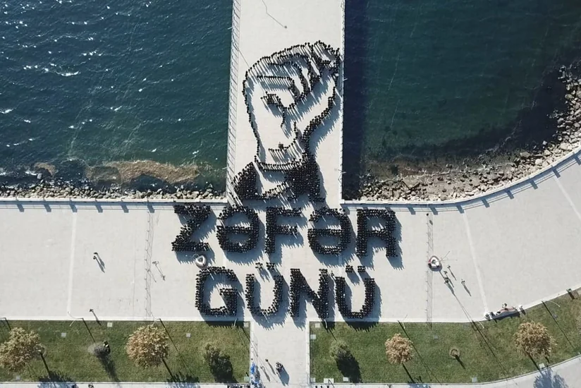 Zəfər Günü münasibətilə fləşmob keçirilib, Dəmir yumruq kompozisiyası yaradılıb