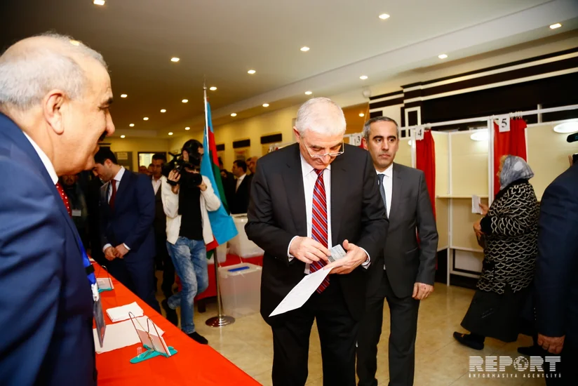 Məzahir Pənahov səs verib