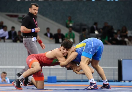 Mehriban Əliyeva İslamiadanın çempionu olan qadın güləşçimizə qızıl medalı təqdim edib