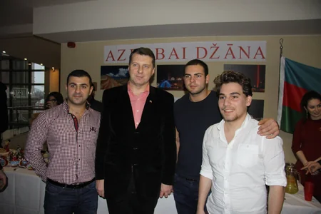 Azərbaycanlı diplomatlar Riqada keçirilən Milad xeyriyyə yarmarkasında iştirak ediblər - FOTO