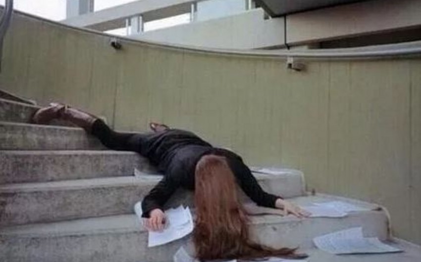 Bakıda iki tələbə qız pilləkənlərdən yıxılaraq ağır xəsarət alıb