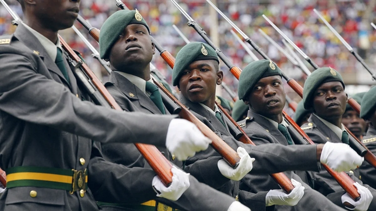 Zimbabvedə hərbçilər Robert Muqabenin bir neçə yaxın adamını həbs ediblər