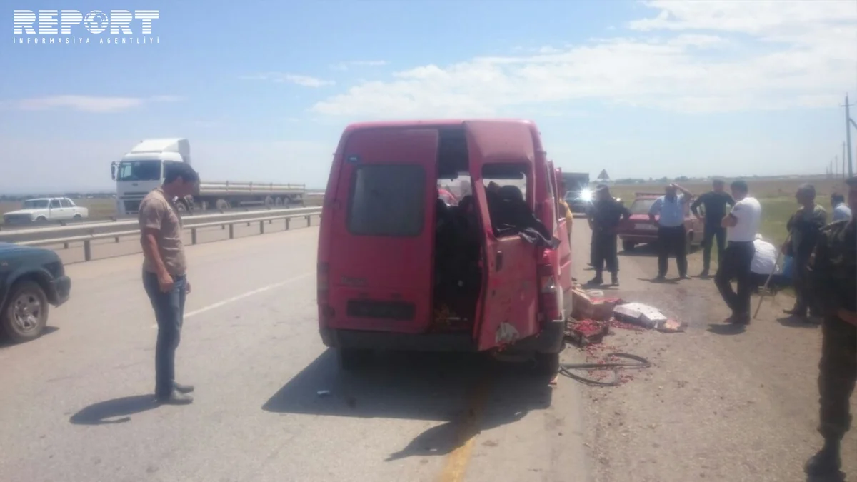 ​Goranboyda sərnişin mikroavtobusu qəzaya düşüb, sürücü və sərnişinlər xəsarət alıb - FOTO