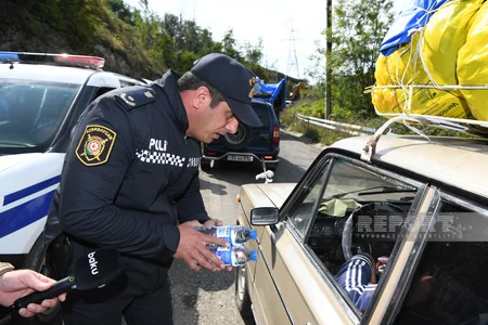 Azərbaycan polisi Qarabağın erməniəsilli sakinlərinə su paylayıb