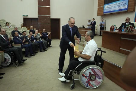 Səlim Müslümov Bakı-2015də medal qazanan paralimpiyaçılarla görüşüb