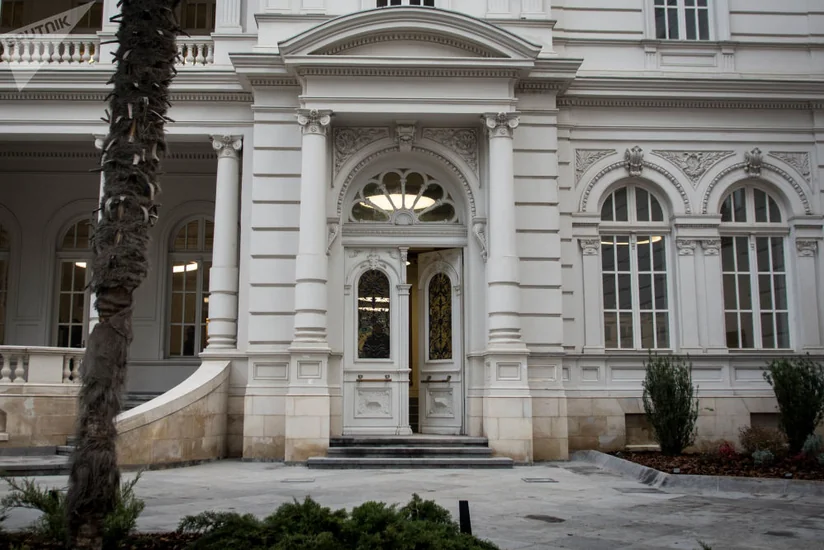 Gürcüstanda dövlət bayraqları endirilib
