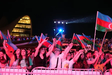 Heydər Əliyev Mərkəzinin parkında Milli Qurtuluş Gününə həsr olunan konsert keçirilib