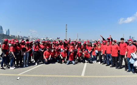 Gənclər Bayraq Meydanında 10 milyonuncu sakinin şərəfinə fləş-mob edib