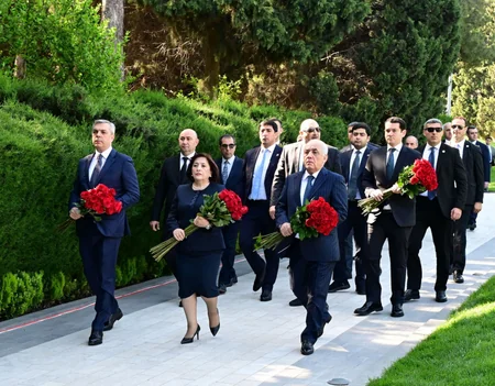 Dövlət və hökumət rəsmiləri Fəxri xiyabanı ziyarət ediblər
