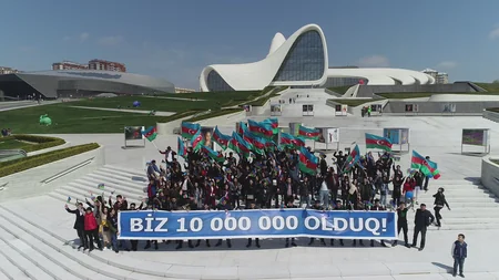 Heydər Əliyev Mərkəzinin qarşısında “On milyon” adlı fleşmob keçirilib