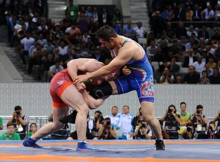 Mehriban Əliyeva İslamiadanın çempionu olan qadın güləşçimizə qızıl medalı təqdim edib