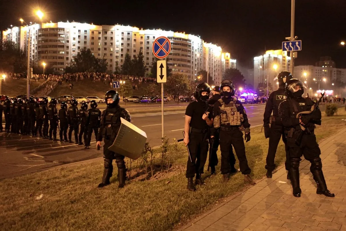 Belarusda polislər etirazçılara qarşı odlu silahdan atəş açıb