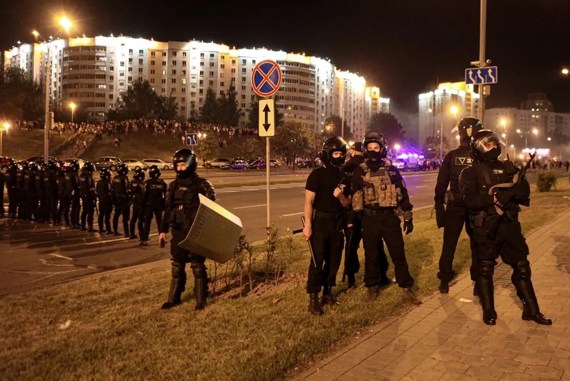 Belarusda polislər etirazçılara qarşı odlu silahdan atəş açıb