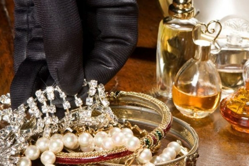 Bakıda iki evdən pul və qızıl-zinət əşyaları oğurlanıb