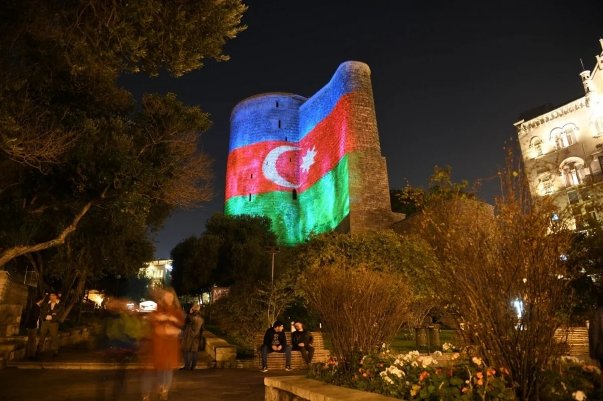 Bakının bəzi bina və abidələri Azərbaycan bayrağı ilə işıqlandırılıb - FOTO