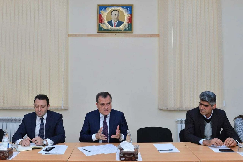 Təhsil naziri Ceyhun Bayramov valideynlərlə görüşüb