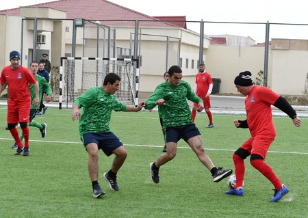 Məhbuslarla futbol veteranları arasında yoldaşlıq oyunu keçirilib