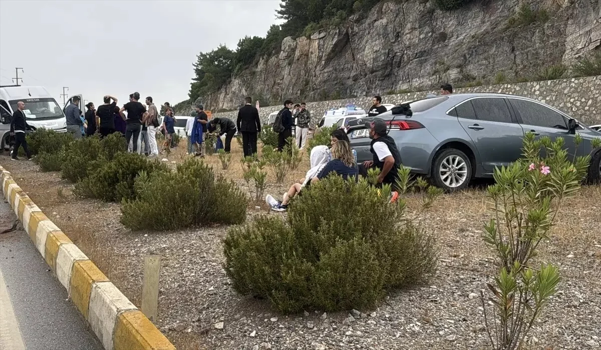Türkiyədə ağır yol qəzasında 15 nəfər yaralanıb