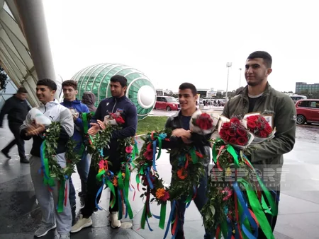 Avropa çempionatında 6 medal qazanan yunan-Roma güləşçiləri Vətənə qayıdıblar