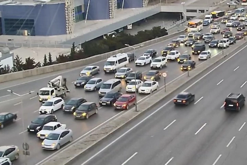 Bakının bir sıra yollarında tıxac yaranıb