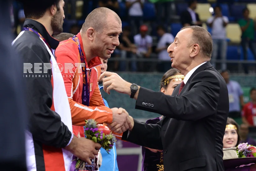 Prezident İlham Əliyev Xetaq Qazyumova qızıl medalı təqdim edib - FOTO