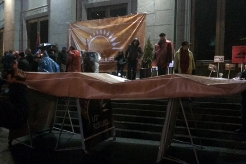 Армянская оппозиция продолжает митинги в Ереване