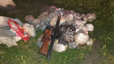 Ölkəyə narkotik gətirənlər avtomobili hərbçilərin üstünə sürdü - VİDEO