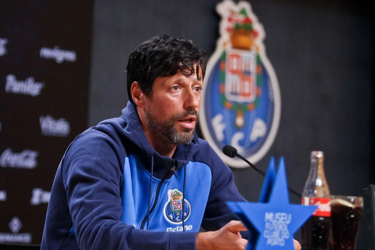 Portu baş məşqçisi ilə yollarını ayırır