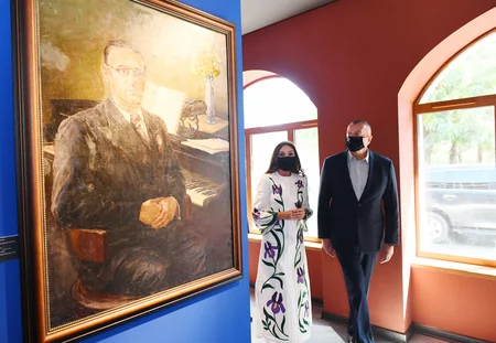 İlham Əliyev və Mehriban Əliyeva Heydər Əliyev Fondu tərəfindən Şuşada təşkil edilən sərgilərlə tanış olublar