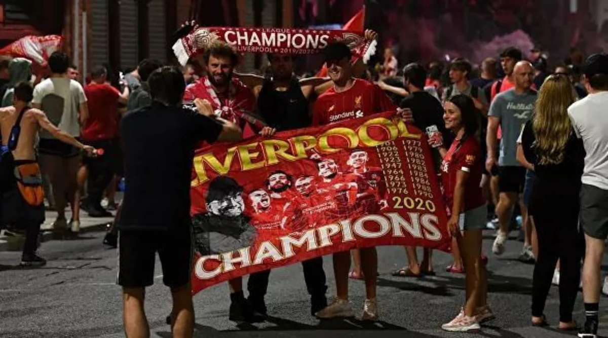 Liverpul azarkeşləri çempionluğu stadionda qeyd edib