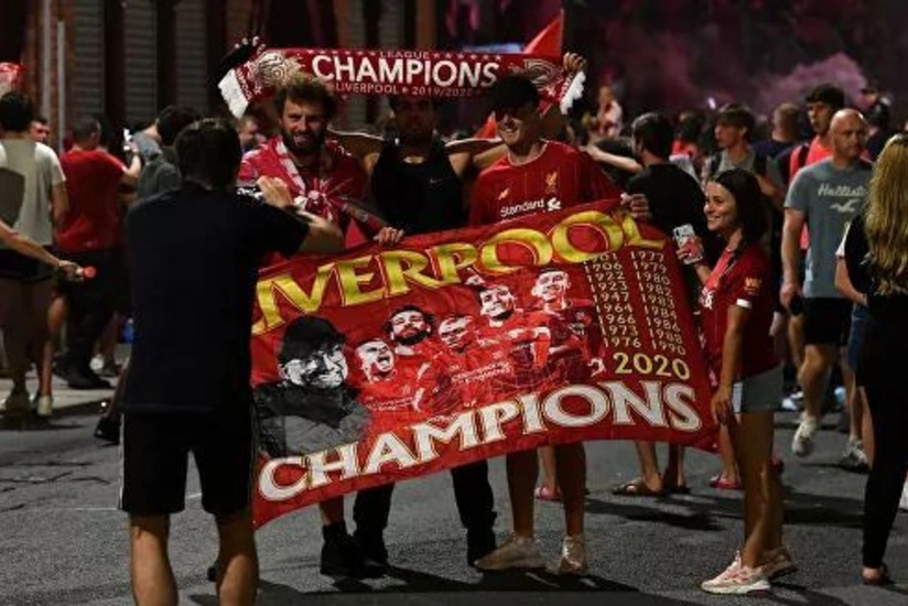 Liverpul azarkeşləri çempionluğu stadionda qeyd edib