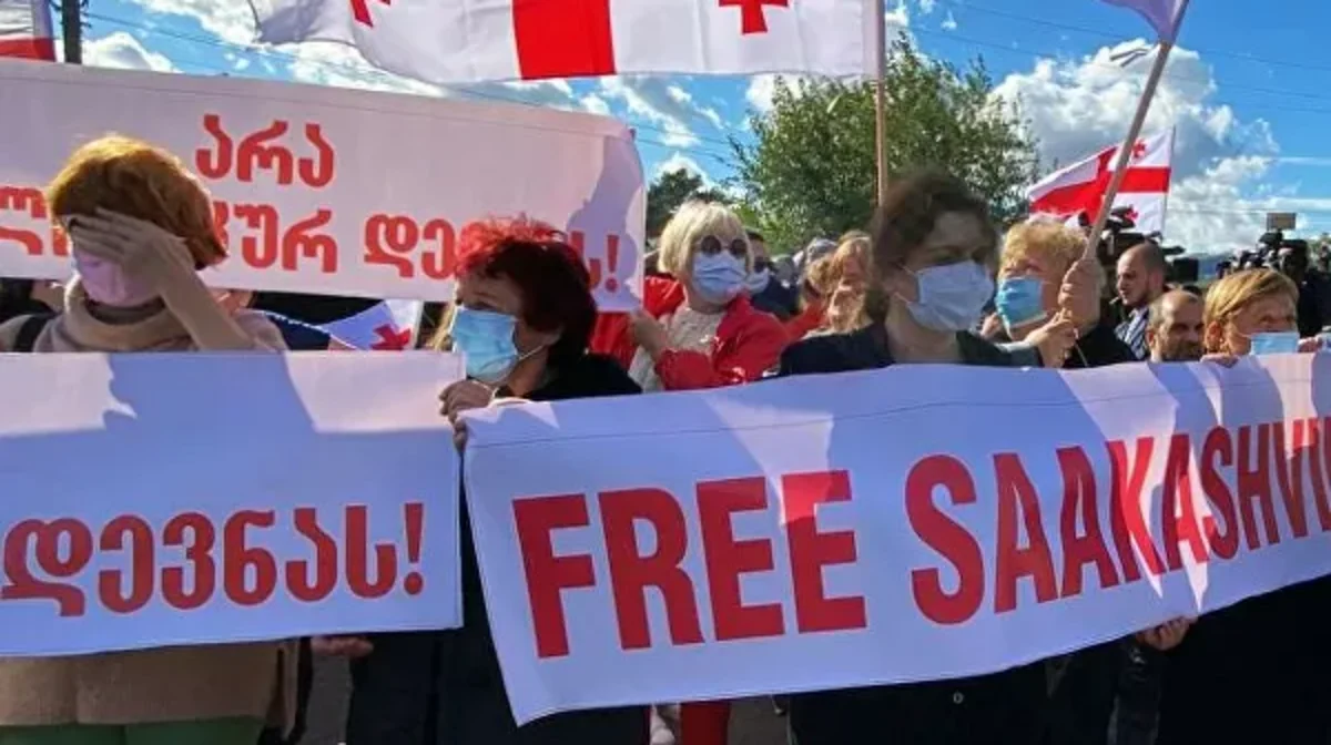 В Тбилиси началась акция с требованием освободить Саакашвили