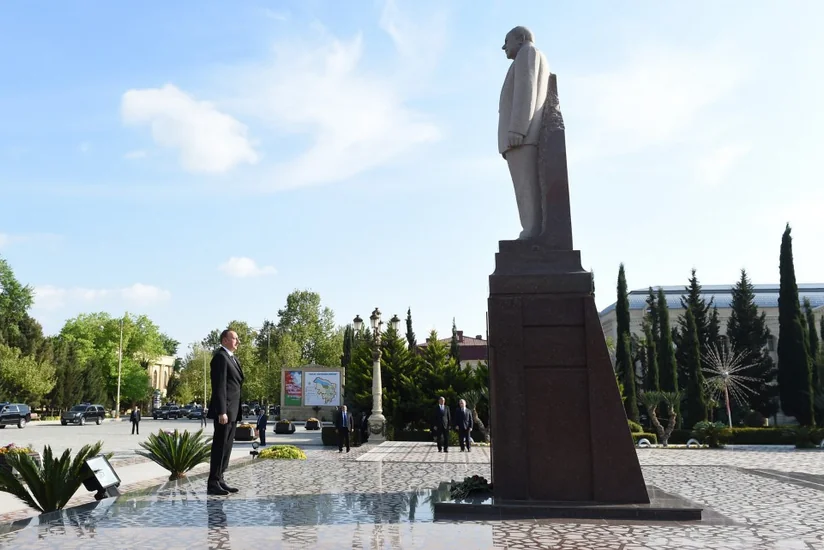 Prezident İlham Əliyev Yevlaxda ulu öndər Heydər Əliyevin abidəsini ziyarət edib